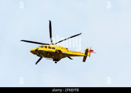 Elicottero AgustaWestland AW139 con registrazione G-NHVB poco dopo il decollo dall'aeroporto di Blackpool a Lancashire, Regno Unito Foto Stock