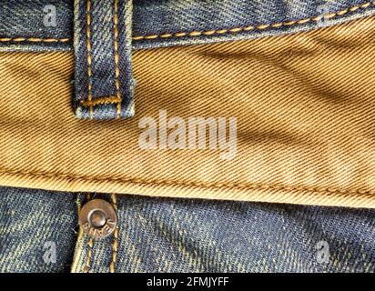 Primo piano di un paio di jeans che mostrano la cucitura, parte della tasca laterale e un anello per cintura Foto Stock