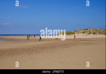 La gente camminare sulla spiaggia holkham, North Norfolk, Inghilterra Foto Stock