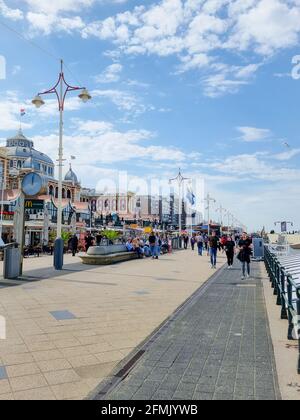 Den Haag Scheveningen maggio 2021 boulevard durante la primavera con la gente dalla molla del viale del traghetto Foto Stock