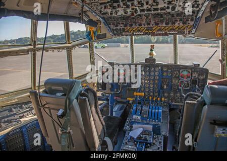 Il cockpit a bordo di Fat Albert, il Blue Angels sostenere aeromobili Foto Stock