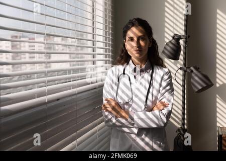 Ritratto della giovane operatrice medica ispanica in ufficio Foto Stock
