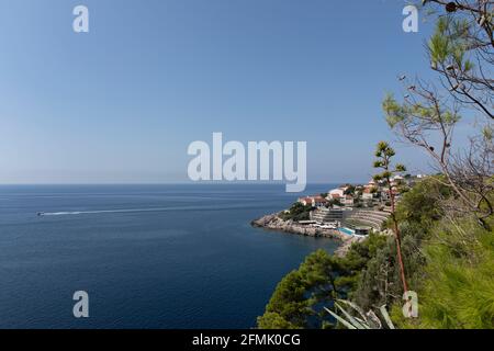 Splendida vista su Dubovnik e sull'azzurro del mare Adriatico dall'alto in una giornata di sole in estate e un cielo limpido Foto Stock