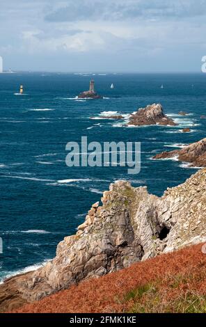 Pointe du Raz con il faro " le phare de la Vieille', Iroise mare, Cap Sizum, Plogoff, Finisterre (29), Brittany, Francia Foto Stock