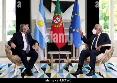 Lisbona, Portogallo. 10 maggio 2021. Il primo ministro portoghese Antonio Costa (R ) e il presidente argentino Alberto Fernandez hanno chiacchierato durante il loro incontro al Palazzo di Sao Bento a Lisbona, Portogallo, il 10 maggio 2021. Credit: Pedro Feuza/ZUMA Wire/Alamy Live News Foto Stock