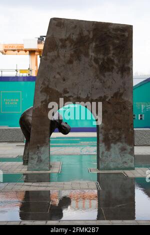 Man and Arch di Giles Penny, scultura pubblica a Fulham Reach, Hammersmith, Londra UK Foto Stock