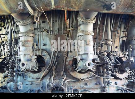 Vecchi interni di fabbrica abbandonati con molte tubazioni arrugginite. Tubazioni arrugginite in fabbrica. Foto Stock