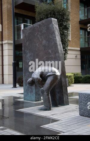 Man and Arch di Giles Penny, scultura pubblica a Fulham Reach, Hammersmith, Londra UK Foto Stock