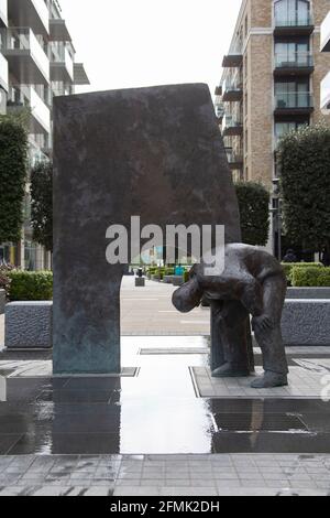 Man and Arch di Giles Penny, scultura pubblica a Fulham Reach, Hammersmith, Londra UK Foto Stock