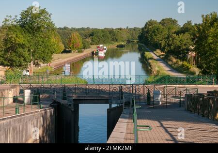 Serratura e Pont-Canal du Guetin oltre il canale laterale a la Loire, Cuffy, Cher (18), Center-Val de Loire, Francia Foto Stock
