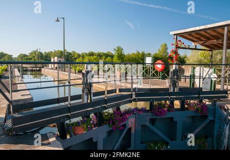 Serratura e Pont-Canal du Guetin oltre il canale laterale a la Loire, Cuffy, Cher (18), Center-Val de Loire, Francia Foto Stock