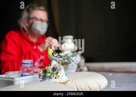 Andrea Routledge pulisce la porcellana a Waddesdon Manor, vicino Aylesbury, Buckinghamshire, prima della riapertura prevista del Manor il 19 maggio a seguito dell'ulteriore allentamento delle restrizioni di blocco in Inghilterra. Data immagine: Lunedì 10 maggio 2021. Foto Stock