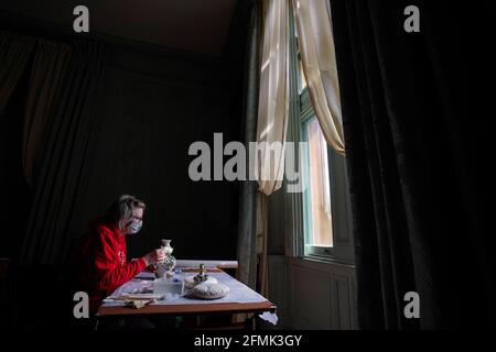 Andrea Routledge pulisce la porcellana a Waddesdon Manor, vicino Aylesbury, Buckinghamshire, prima della riapertura prevista del Manor il 19 maggio a seguito dell'ulteriore allentamento delle restrizioni di blocco in Inghilterra. Data immagine: Lunedì 10 maggio 2021. Foto Stock