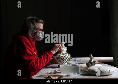 Andrea Routledge pulisce la porcellana a Waddesdon Manor, vicino Aylesbury, Buckinghamshire, prima della riapertura prevista del Manor il 19 maggio a seguito dell'ulteriore allentamento delle restrizioni di blocco in Inghilterra. Data immagine: Lunedì 10 maggio 2021. Foto Stock