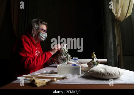 Andrea Routledge pulisce la porcellana a Waddesdon Manor, vicino Aylesbury, Buckinghamshire, prima della riapertura prevista del Manor il 19 maggio a seguito dell'ulteriore allentamento delle restrizioni di blocco in Inghilterra. Data immagine: Lunedì 10 maggio 2021. Foto Stock