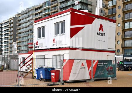 Blankenberge, Fiandre Occidentali, Belgio - 8 maggio 2021: Inizio del cantiere di realizzazione dei materiali di costruzione e delle cabine. Foto Stock