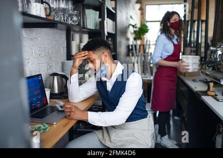 Il manager della caffetteria è stato frustrato in caffè, piccole aziende, coronavirus e nuovo concetto normale. Foto Stock