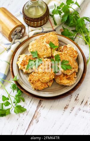Cibo vegano sano. Gustose cotolette di pesce rosso fatte in casa su un tavolo rustico in legno. Spazio di copia. Foto Stock