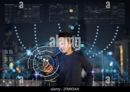 Freelance creativo asiatico che utilizza smartphone con particelle di Schermo visivo per utilizzare varie icone di Smart City Internet Di cose Technologog Foto Stock