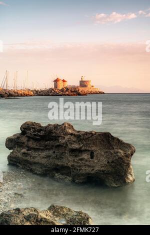 Una lunga fotografia del Forte di San Nicola n a Rodi sulla storica isola greca. Il forte è chiuso ai turisti ed è utilizzato come un l Foto Stock