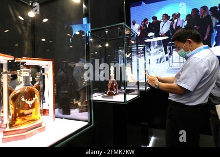 (210510) -- HAIKOU, 10 maggio 2021 (Xinhua) -- un uomo scatta le foto dei prodotti nella Fashion Life Exhibition Hall della prima China International Consumer Products Expo di Haikou, capitale della provincia cinese meridionale di Hainan, 7 maggio 2021. PER ANDARE CON XINHUA TITOLI DEL 10 MAGGIO 2021 (Xinhua/Jin Liwang) Foto Stock