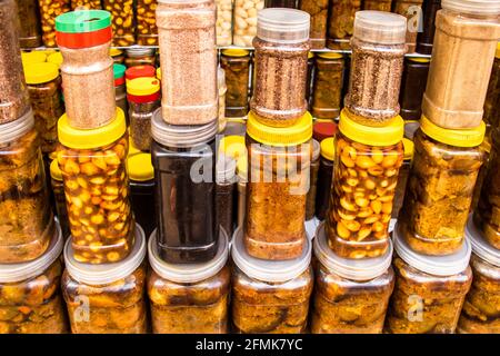 La mostra di negozi di sottaceti nel mercato, ho catturato questa immagine da Chak Bazar, Dhaka, Bangladesh, Asia Foto Stock