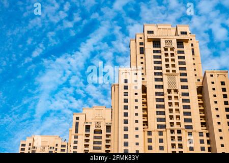 Dubai, Emirati Arabi Uniti - MARZO, 2020: Edifici di JBR, Jumeirah Beach Residence Foto Stock