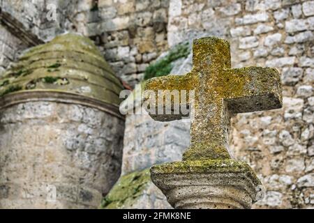 Antica croce di pietra all'ingresso della chiesa di San Pedro a Montealegre del campo, Valladolid, Spagna Foto Stock