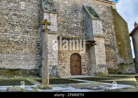 Croce di pietra e porta di legno sulla facciata della chiesa di San Pedro, in Spagna Foto Stock