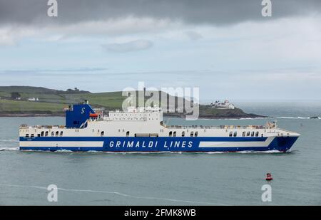Porto di Cork, Cork, Irlanda. 10 maggio 2021. Il traghetto RO-Ro Eurocargo Bari parte dal porto di Cork durante la sua traversata inaugurale per Anversa. Il nuovo servizio di trasporto merci due volte alla settimana sarà gestito dal gruppo Grimaldi e ha individuato Cork come un mercato chiave in crescita per le esportazioni verso l'Europa continentale. - credito; David Creedon / Alamy Live News Foto Stock