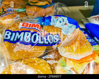 Playa del Carmen Messico 16. Aprile 2021 Bimbo Hamburger pane Bimbollos imballaggio nel supermercato a Playa del Carmen in Messico. Foto Stock