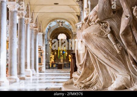 Particolare della mano di San Pietro scultura in marmo che tiene un Chiave all'interno della cattedrale cattolica di Roma Foto Stock