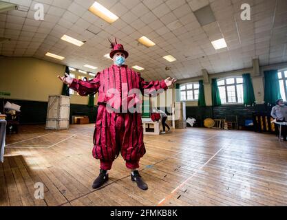 Bryn Terfel è mascherato e socialmente distanziato durante una prova di Falstaff per la Grange Park Opera. Le prove hanno preso parte all'Alford House, a Londra, prima che l'opera venga vista dal 10 giugno al 18 luglio. Data immagine: Lunedì 10 maggio 2021. Foto Stock