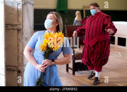 Natalya Romaniw e Bryn Terfel sono mascherati e socialmente distanziati durante una prova di Falstaff per la Grange Park Opera. Le prove hanno preso parte all'Alford House, a Londra, prima che l'opera venga vista dal 10 giugno al 18 luglio. Data immagine: Lunedì 10 maggio 2021. Foto Stock