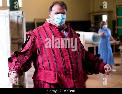 Bryn Terfel è mascherato e socialmente distanziato durante una prova di Falstaff per la Grange Park Opera. Le prove hanno preso parte all'Alford House, a Londra, prima che l'opera venga vista dal 10 giugno al 18 luglio. Data immagine: Lunedì 10 maggio 2021. Foto Stock