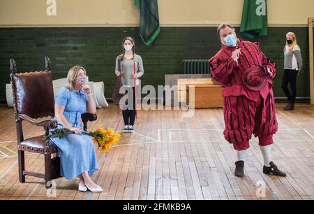 Natalya Romaniw e Bryn Terfel sono mascherati e socialmente distanziati durante una prova di Falstaff per la Grange Park Opera. Le prove hanno preso parte all'Alford House, a Londra, prima che l'opera venga vista dal 10 giugno al 18 luglio. Data immagine: Lunedì 10 maggio 2021. Foto Stock