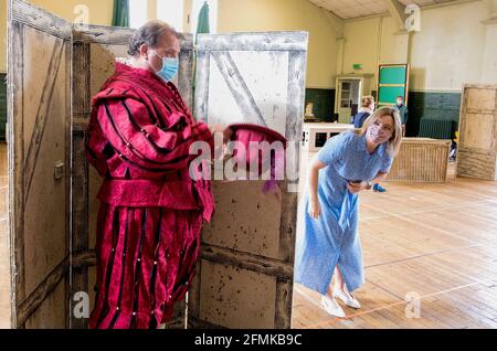 Natalya Romaniw e Bryn Terfel sono mascherati e socialmente distanziati durante una prova di Falstaff per la Grange Park Opera. Le prove hanno preso parte all'Alford House, a Londra, prima che l'opera venga vista dal 10 giugno al 18 luglio. Data immagine: Lunedì 10 maggio 2021. Foto Stock