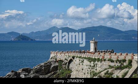 La terrazza di Piazza Bovio, puntata verso l'Isola d'Elba Foto Stock