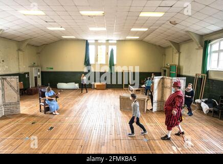 Gli attori sono mascherati e socialmente distanziati durante una prova di Falstaff per l'Opera di Grange Park. Le prove hanno preso parte all'Alford House, a Londra, prima che l'opera venga vista dal 10 giugno al 18 luglio. Data immagine: Lunedì 10 maggio 2021. Foto Stock