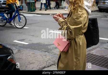 New York, Stati Uniti. 8 maggio 2021. Shopping con la sua borsa Prada nel quartiere Soho di New York sabato 8 maggio 2021. (ÂPhoto di Richard B. Levine) Credit: Sipa USA/Alamy Live News Foto Stock