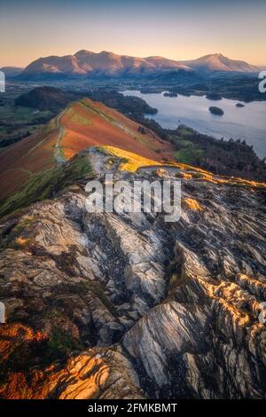 Le colline su Catbells. LAKE DISTRICT, UK: QUESTO fotografo DI BRIT ha catturato i più bei riflessi da cartolina del Lake District. IO Foto Stock