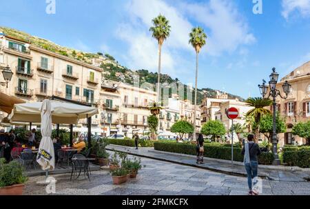 Visite turistiche in Piazza Vittorio Emanuele vicino alla Cattedrale di Monreale, provincia di Palermo, Sicilia, Italia. Foto Stock