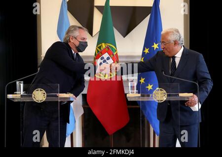 Lisbona, Portogallo. 10 maggio 2021. Il primo ministro portoghese Antonio Costa (R ) e il presidente argentino Alberto Fernandez hanno fatto un pugno ai pugni durante una dichiarazione congiunta alla stampa dopo il loro incontro al Palazzo Sao Bento a Lisbona, Portogallo, il 10 maggio 2021. Credit: Pedro Feuza/ZUMA Wire/Alamy Live News Foto Stock