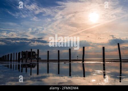 Palafitte sulla spiaggia di Sankt Peter-Ording nel tramonto Foto Stock