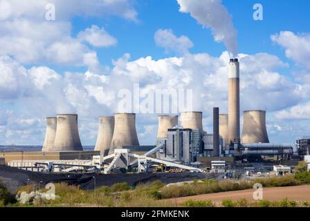 Centrale elettrica Ratcliffe-on-Soar con vapore proveniente dalla centrale a carbone Torri di raffreddamento Ratcliffe su Soar Nottinghamshire Inghilterra UK GB Europa Foto Stock