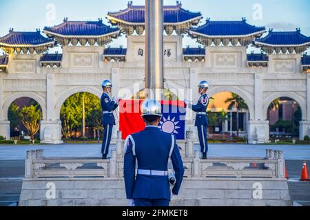 Taipei, Taiwan 8/3/2019 Taipei Liberty Square le guardie d'onore dell'aeronautica Della cerimonia di innalzamento della bandiera di ROC Foto Stock