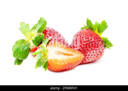 Gruppo di fragole fresche ritoccate perfette intere e tagliate primo piano su sfondo bianco isolato Foto Stock