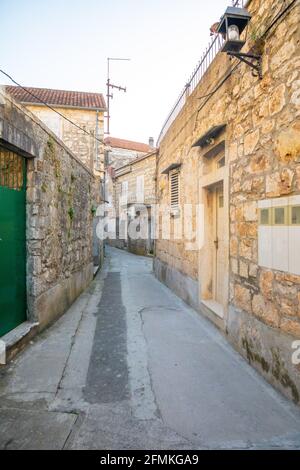 Edifici a Milna sull'isola di Brac, strada senza turisti, Dalmazia in Croazia Foto Stock