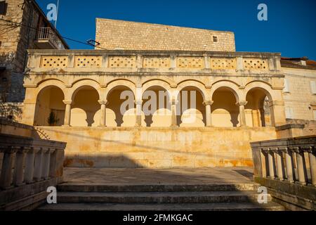 Edifici a Milna sull'isola di Brac, strada senza turisti, Dalmazia in Croazia Foto Stock