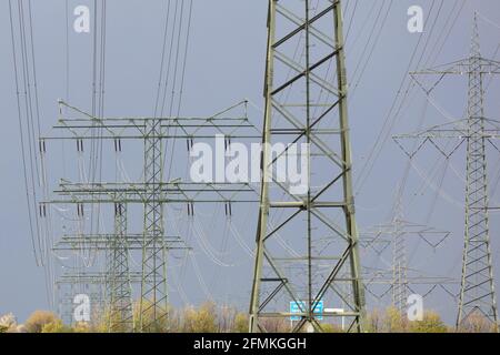 Magdeburgo, Germania. 02 maggio 2021. I piloni ad alta tensione si trovano in un campo a sud-ovest della capitale dello stato. I piloni alti cinquanta metri portano una linea da 380 KV. Credit: Peter Gercke/dpa-Zentralbild/ZB/dpa/Alamy Live News Foto Stock